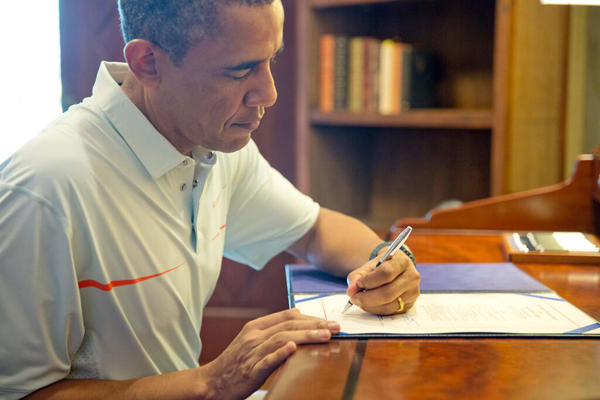 Tổng thống Obama thuận tay trái.